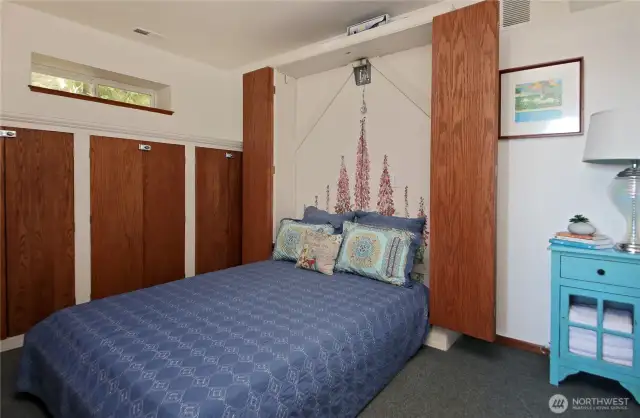 Den with trundle bed. Or make an office or craft room.