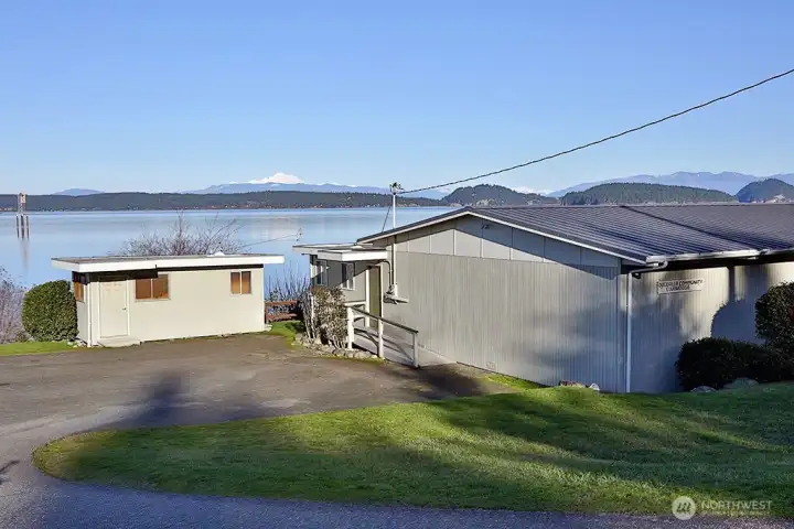 Community clubhouse and beach area. Area to drop kayaks/paddle boards into the water.