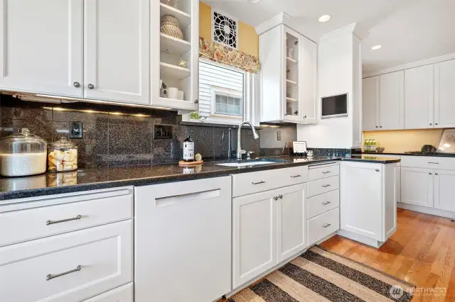 Plenty of storage - back entry wall adds another band of cabinetry.