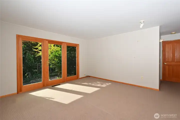 Main bedroom with sliding door to the garden.