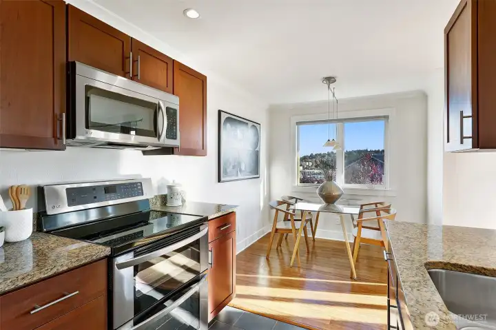Great flow in this circular floor plan and open kitchen