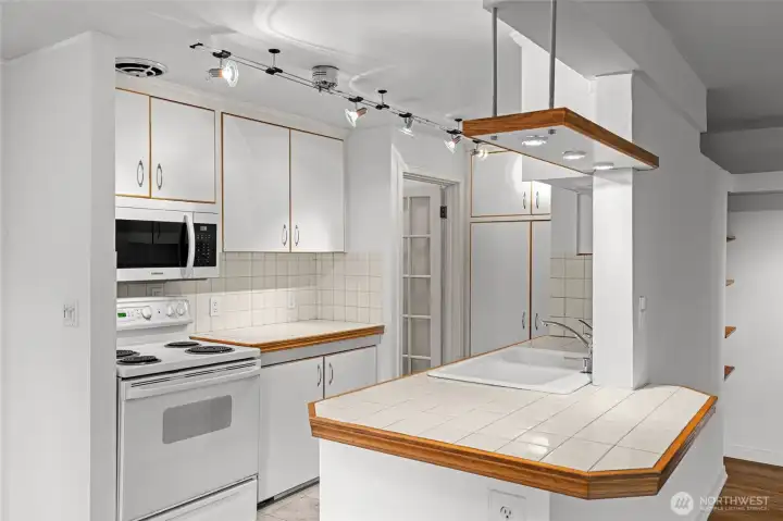 Walk-in pantry, new fridge & dishwasher, perfect for home chefs.