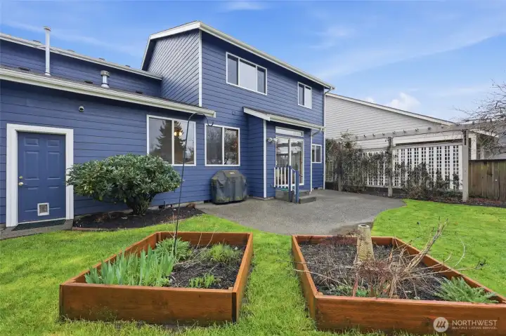 Raised garden beds are ready for spring planting! Patio is spacious with plenty of room for outdoor furniture and the BBQ! Sliding door from patio leads to breakfast nook. Door on the left provides convenient access to the garage.