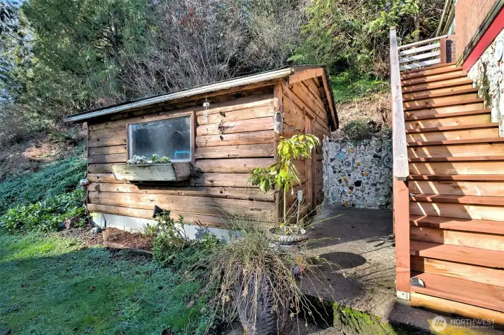 Now is this outbuilding have character or what?