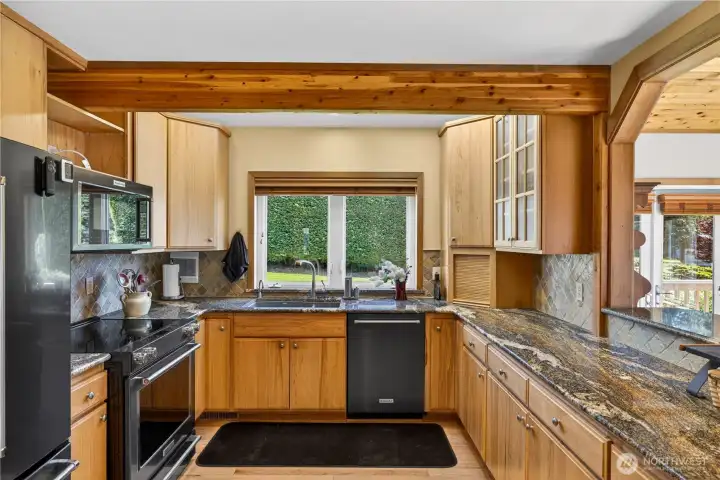 Pass through or sit-down bar in kitchen.