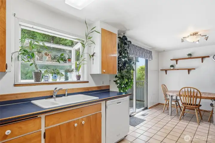Kitchen with garden window, great fo