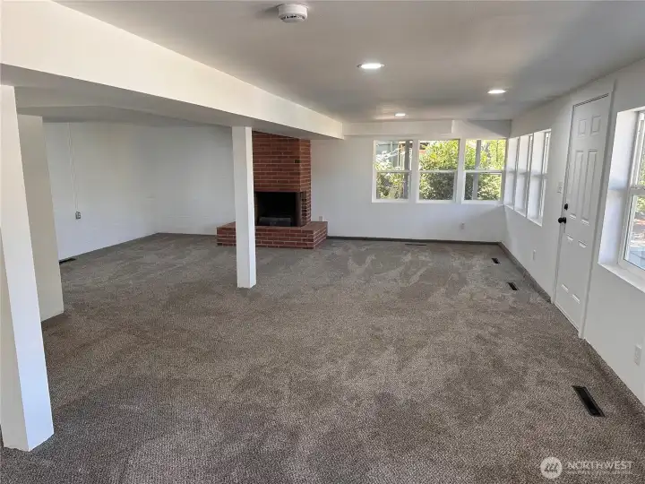 Basement has a large rec room with a wet bar plus two more bedrooms and a 3/4 bath Basement has a large rec room with a wet bar plus two more bedrooms and a 3/4 bath