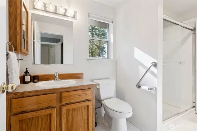 Jack & Jill bathroom, shared between two bedrooms
