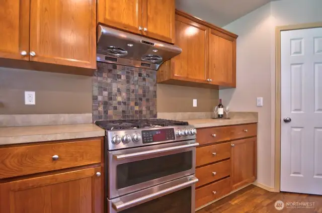 Double oven and gas stove - a chef's delight!