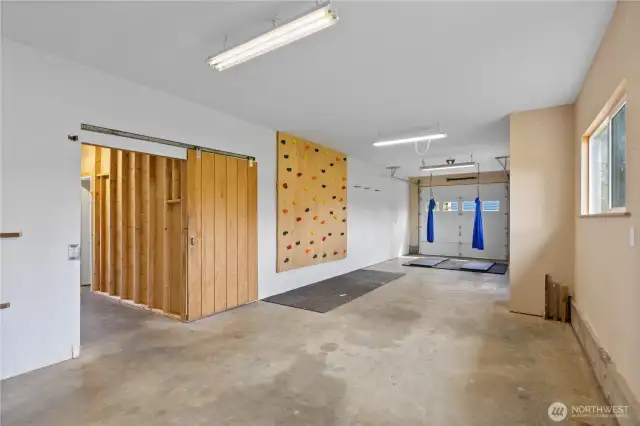 1 of 4 bays- tandem space for 2 vehicles