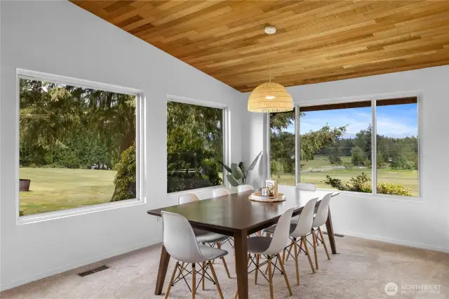 Light and bright dining room