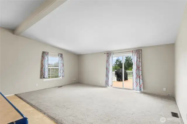 The family room is ideally located right off the kitchen. The sliding glass door leads to the view deck and provides great access for indoor-outdoor activities and Mt. Rainier views! Add some new paint and carpet in here and you'll be set!