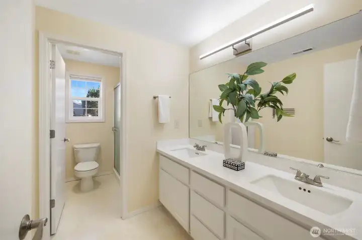 Owners Suite Bathroom w/double sinks