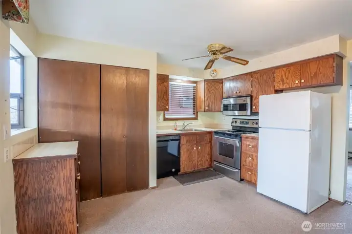 kitchen- w/d hook up behind pocket doors