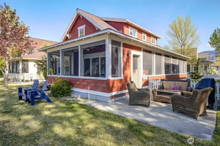 This 4 bedroom cottage can sleep up to 16 people.  When you have an inviting home like this one, your family & friends will be excited to join you for a getaway to the Lake.