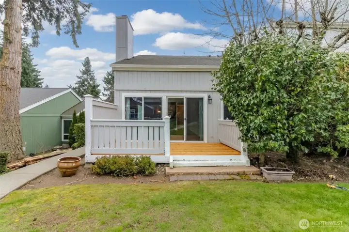 End unit with a brand new deck!