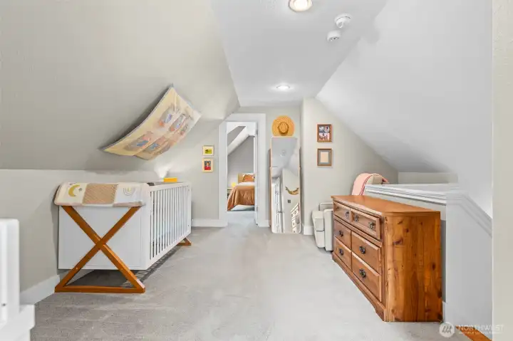 Large sitting room upstairs