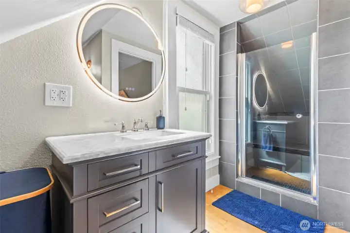 Walk-in shower w/ seat off of primary suite