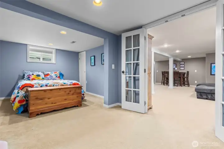 Large bedroom downstairs + living room w/ entrance to the exterior