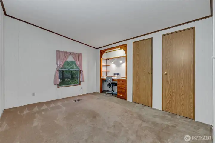 Bedroom / Office Bedroom / Office