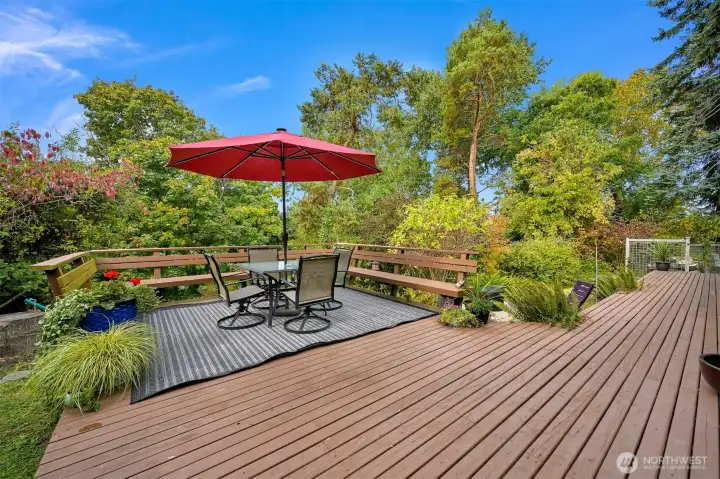 Main Entertaining Deck – Spacious deck designed for relaxing and entertaining, surrounded by a peaceful canopy of trees that creates a seamless connection to nature. Main Entertaining Deck – Spacious deck designed for relaxing and entertaining, surrounded by a peaceful canopy of trees that creates a seamless connection to nature.