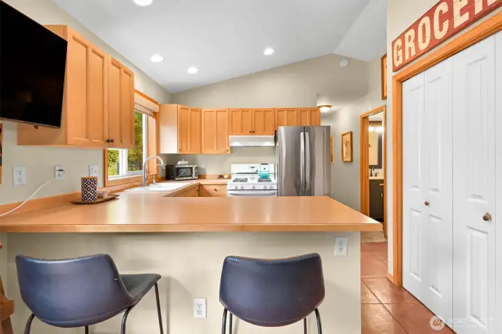Spacious peninsula with seating provides additional prep space and an inviting spot for casual meals and conversation. Spacious peninsula with seating provides additional prep space and an inviting spot for casual meals and conversation.