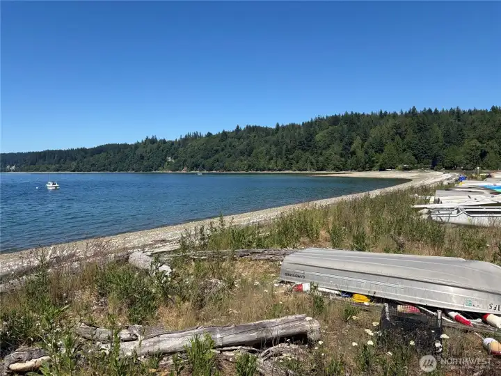 Over 1,000 ft of no-bank community beach and tidelands.