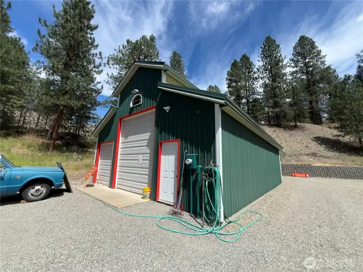 incredible custom-built shop. Designed for serious woodworking, restoration projects or year-round hobbies, it offers soaring ceilings, oversized overhead doors, expansive work areas, abundant storage and outstanding lighting.