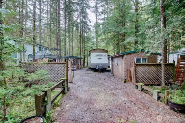 View of driveway lot