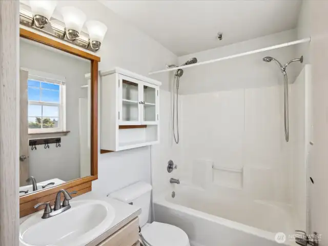 Primary en-suite full bathroom