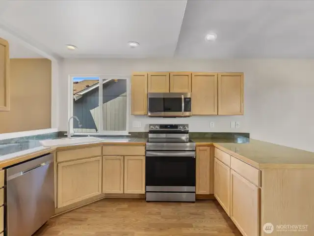 Large & bright kitchen with newer appliances (2022 - all stay) & ample storage space