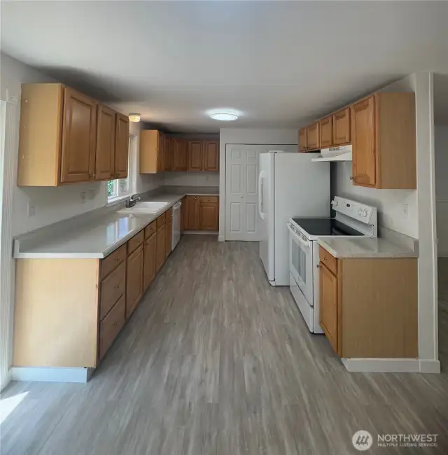 Spacious kitchen with a lot of cabinets