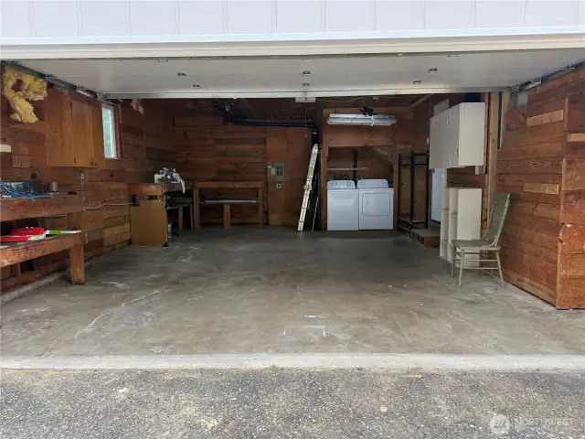 Extra deep Garage with extra work benches