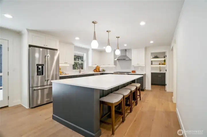 Chef's Kitchen w/oversized island