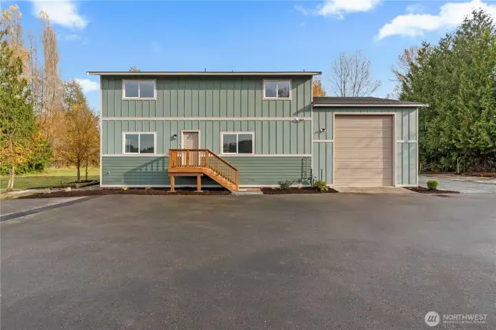 Welcome Home!! 2880sqft Home w/Attached 720sqft Garage w/Extra Tall Door!