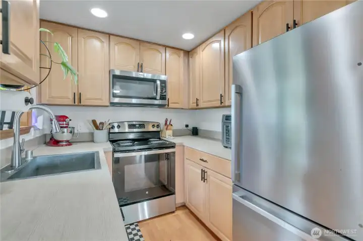 Brand new counters & stainless steel appliances that stay ~