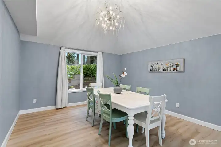 Vaulted ceiling Dinning room