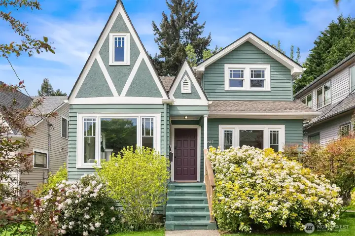 Welcome to 3917 Interlake Ave North.