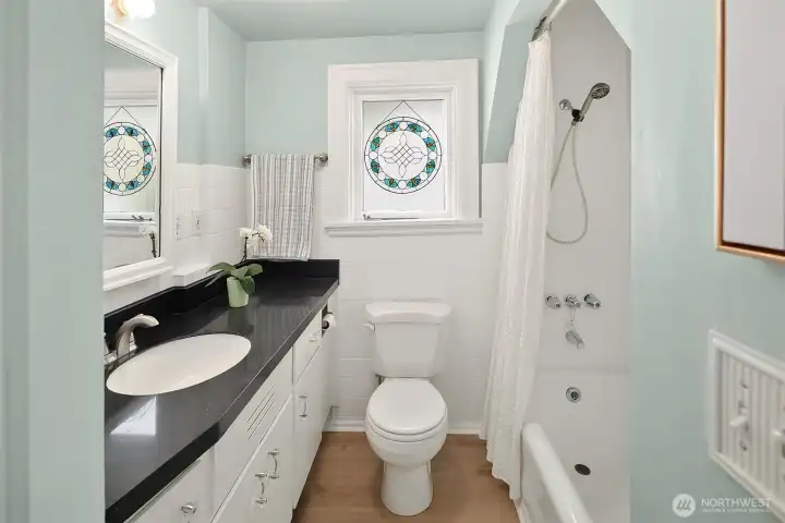 Look at this adorable full bathroom!