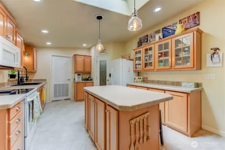 Large island in kitchen for the chef! Large island in kitchen for the chef!