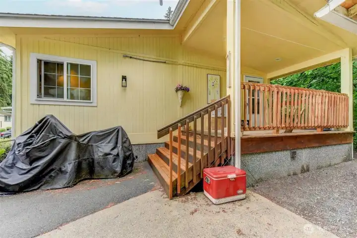 Deck is perfect for relaxing with your morning tea or coffee! Room for a BBQ! Deck is perfect for relaxing with your morning tea or coffee! Room for a BBQ!