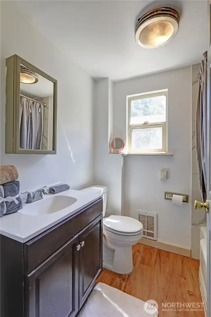 Upstairs full bathroom