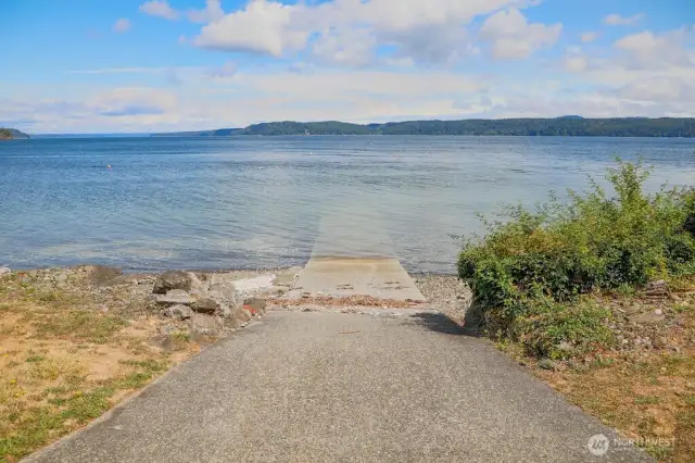Small boat launch, clams and oysters galore.