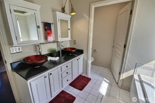5 piece Master Bath with awesome walk in closet!
