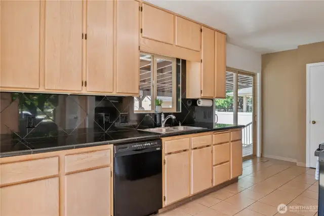 Great kitchen, all appliances stay