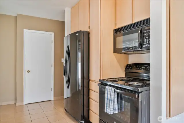 Great kitchen, all appliances stay