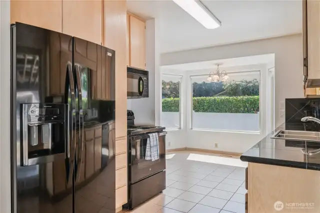 Great kitchen, all appliances stay
