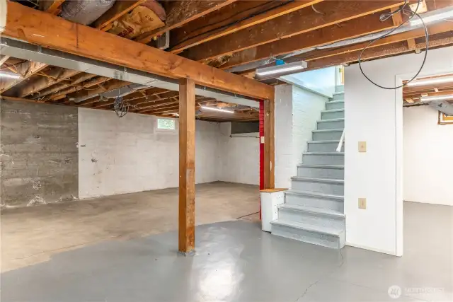 Bring your imagination, clean spacious basement with a good ceiling height ready for you!