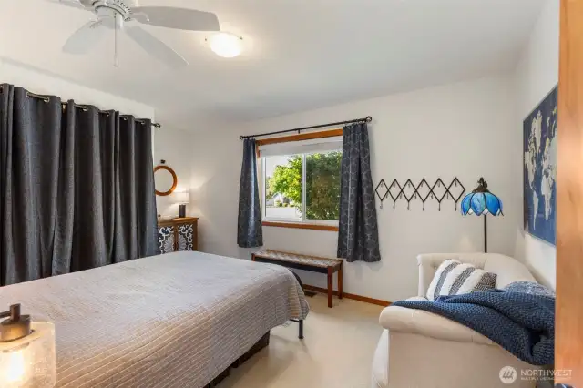Guest bedroom.