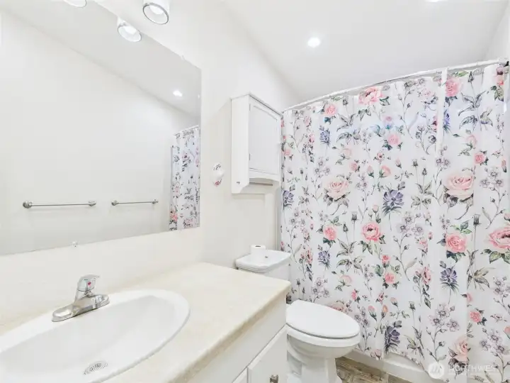 Hall bathroom with tub